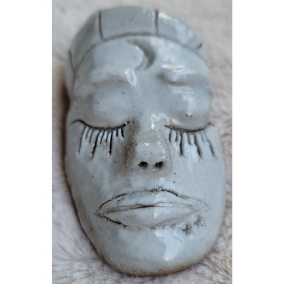 Red clay with white glaze pottery face - Picture 9 of 16